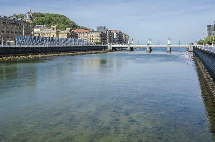 Guipúzcoa - San Sebastián 081 - puente de Zurriola.jpg